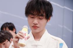 解说米勒说出LPL困境，中单选手(shǒu)出现严重断档，新(xīn)生代实力(lì)都很菜