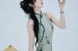 KPL官方解说的解说小鹿，身材还是很顶的，旗袍太适合她(tā)了！