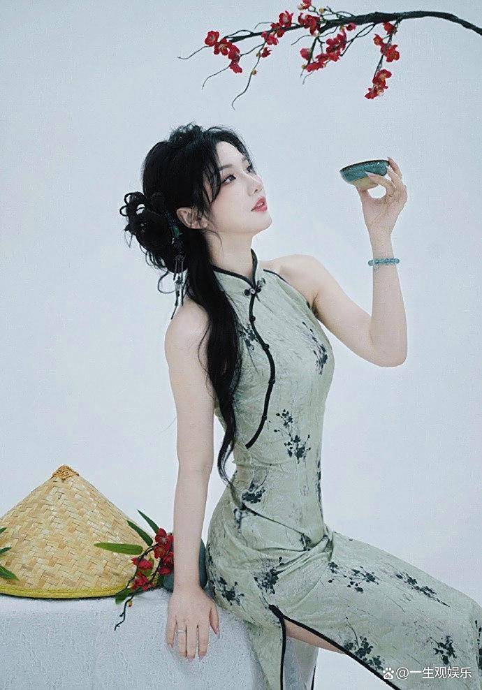 KPL官方解说的解说小鹿,身材还是很顶的,旗袍太适合她了!