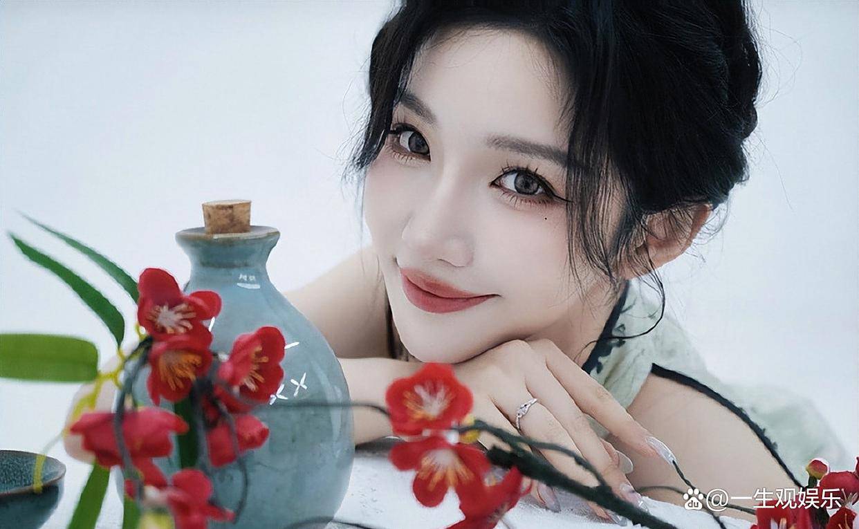 KPL官方解说的解说小鹿,身材还是很顶的,旗袍太适合她了!