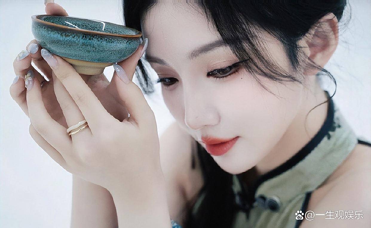 KPL官方解说的解说小鹿,身材还是很顶的,旗袍太适合她了!