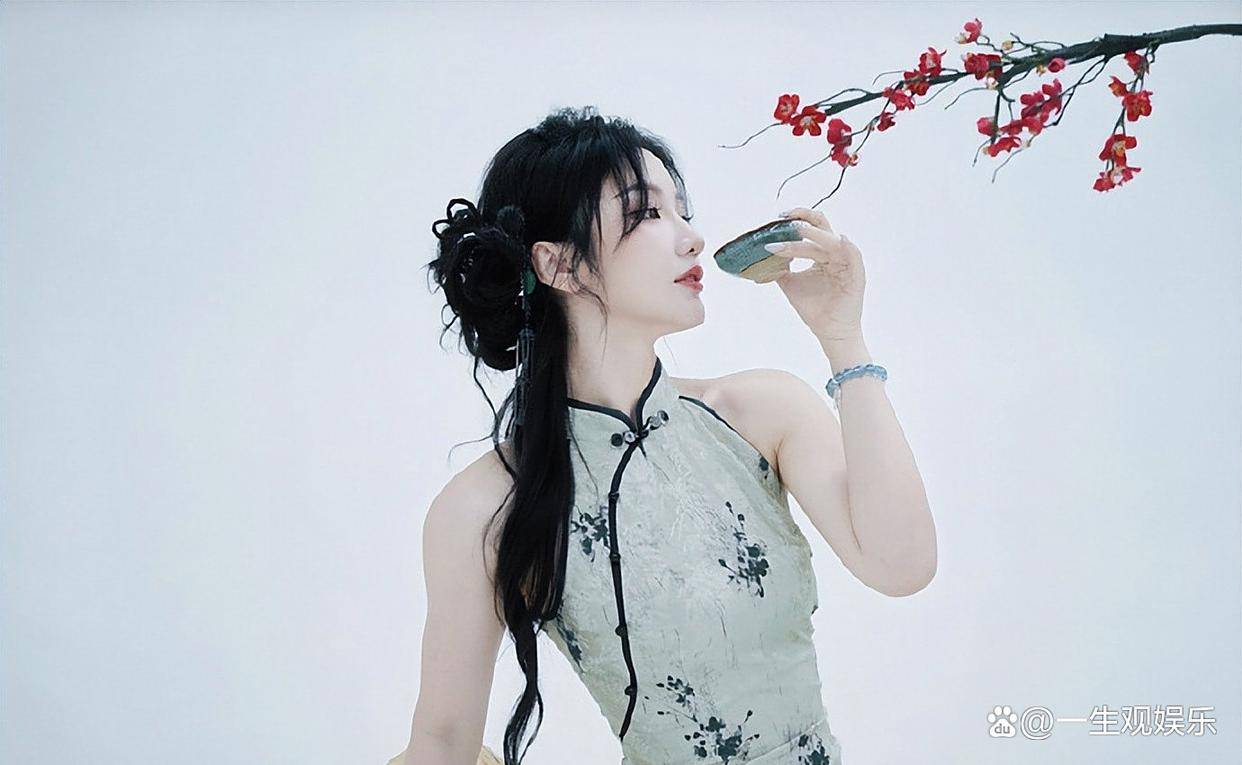 KPL官方解说的解说小鹿,身材还是很顶的,旗袍太适合她了!