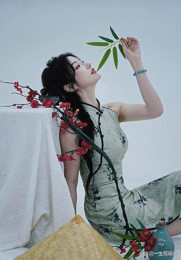 KPL官方解说的解说小鹿,身材还是很顶的,旗袍太适合她了!