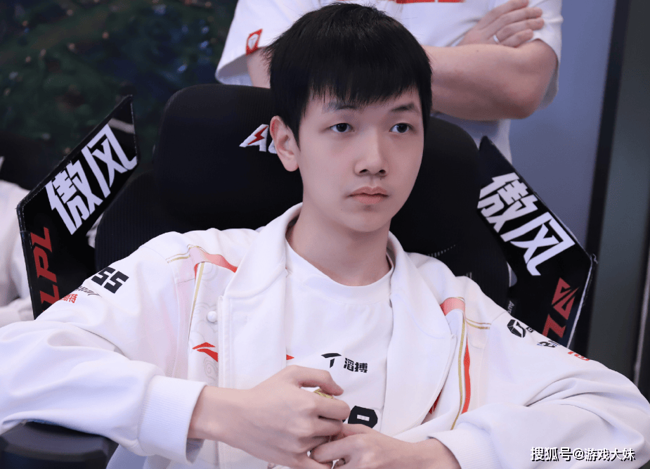 解说米勒说出LPL困境,中单选手出现严重断档,新生代实力都很菜