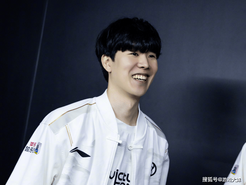 炫神因辱骂theshy,二路解说权限被收回,还被粉丝投诉到全国扫黑办