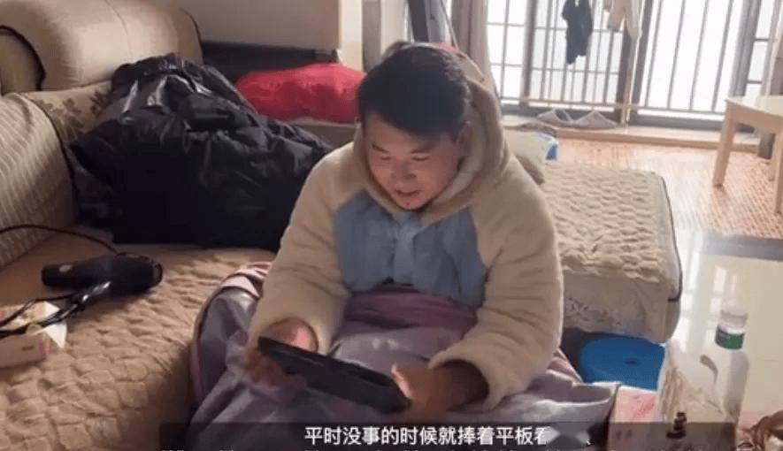 冠军选手退役后干起搬运工