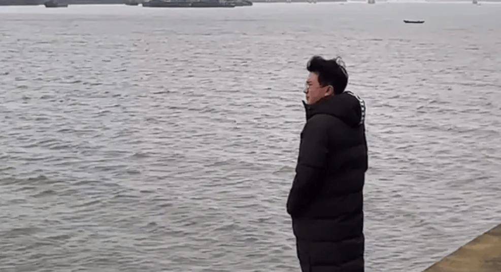 冠军选手退役后干起搬运工