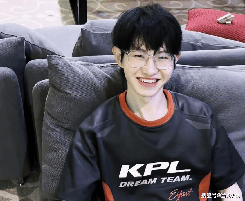 王者荣耀主播嘲讽uzi没冠军,并表示一诺如果打LOL,随便碾压faker