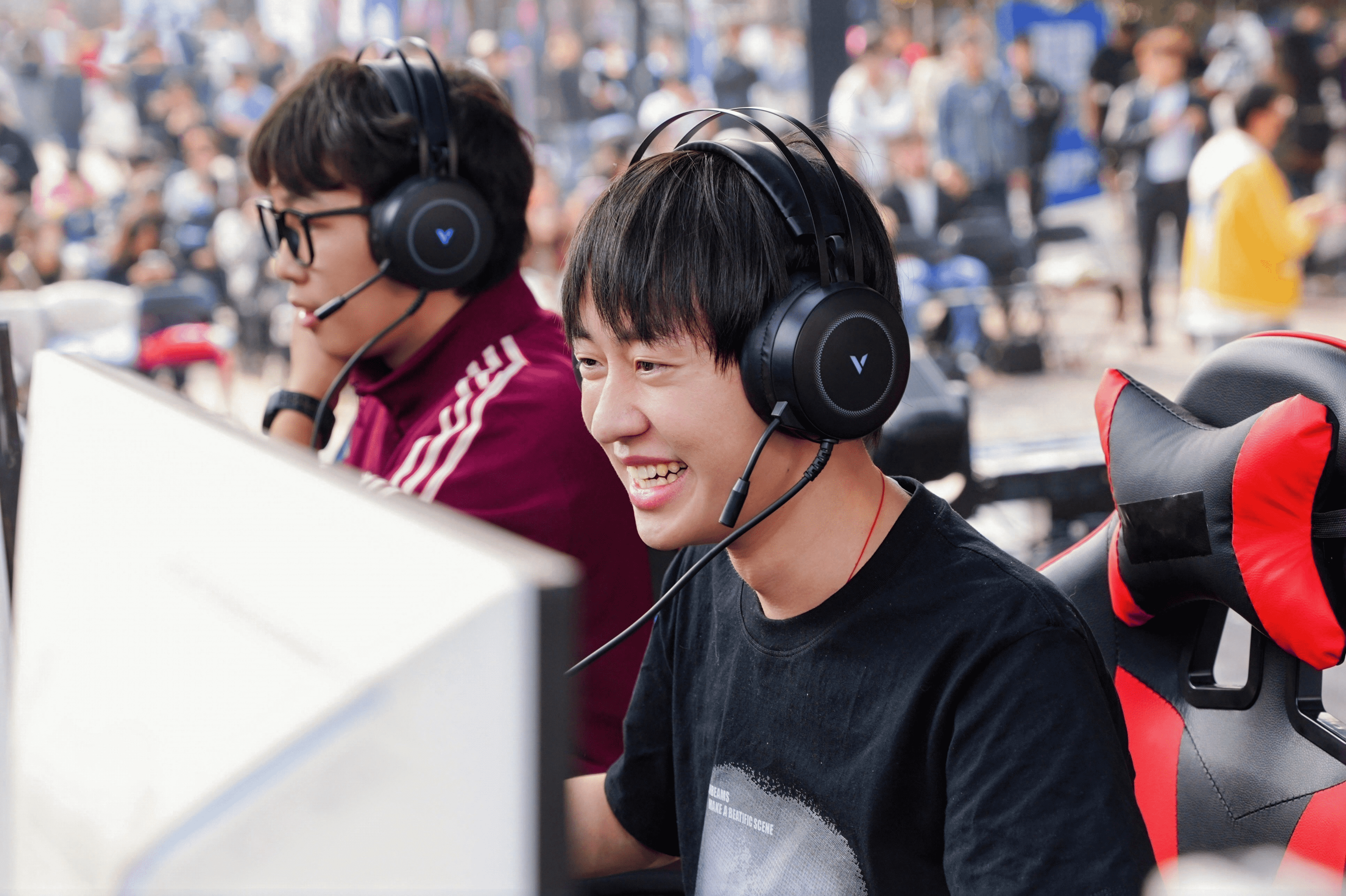 英雄联盟传奇选手Ming点赞！雷鸟显示器成职业玩家首选