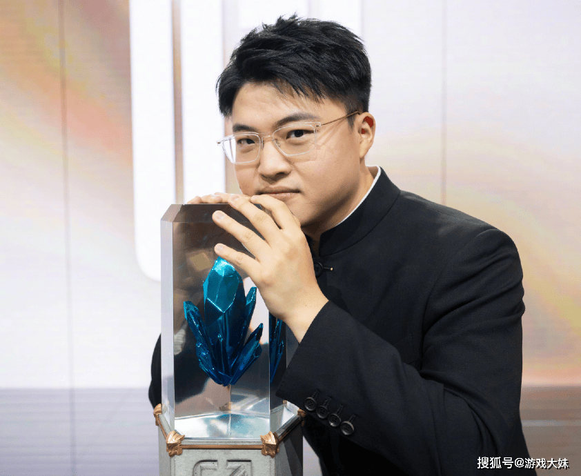 Uzi世界赛后行为怪异,突然高强度训练,新赛季准备第三次复出?